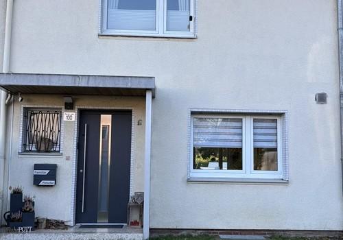 Hausansicht zur ruhigen Straße