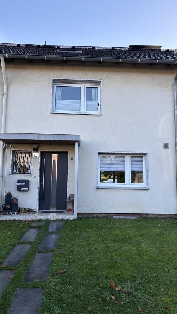 Hausansicht zur ruhigen Straße