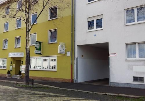 Vorderseite Haus Einfahrt