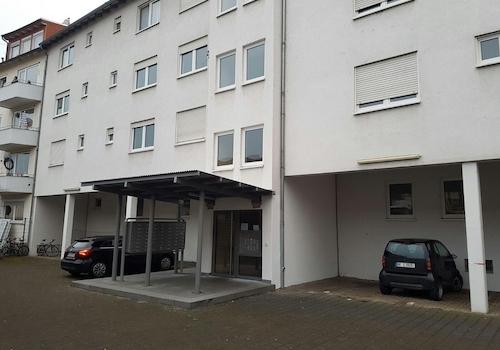 Rückseite Haus und Stellplätze