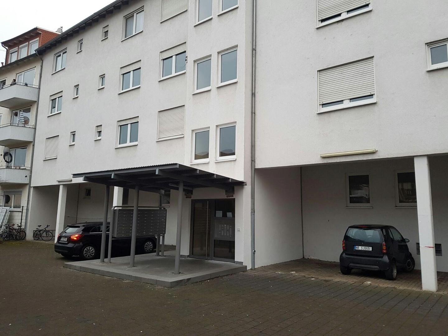 Rückseite Haus und Stellplätze