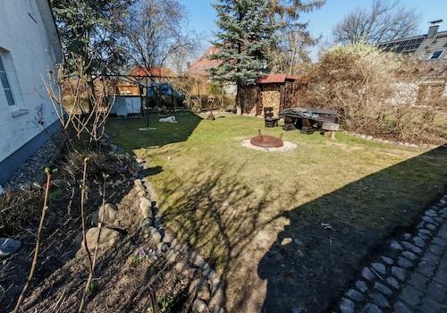 Blumenbeet u. Grünfläche