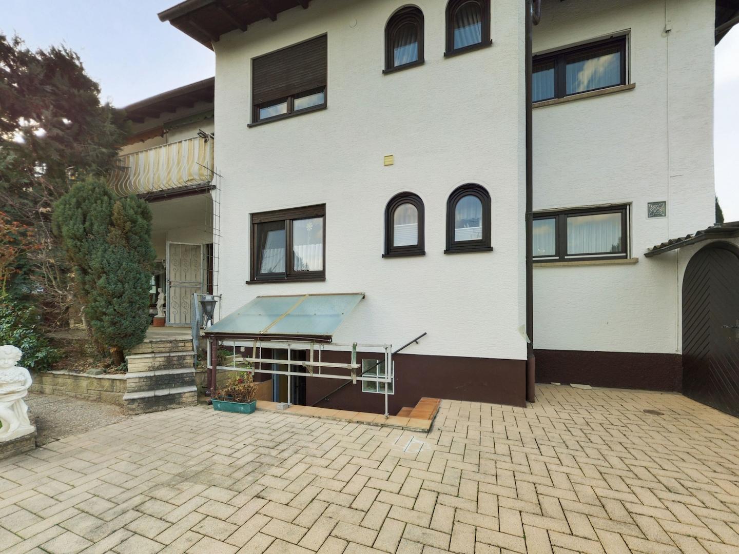 Rückseite des Hauses mit Innenhof