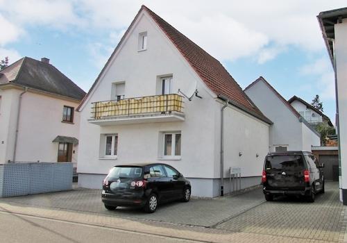 Blick auf das Mehrfamilienhaus