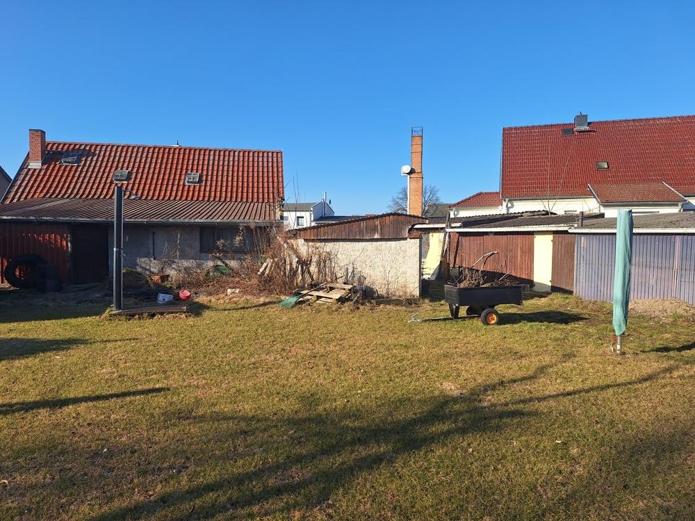 Rückansicht Nebengebäude und Grundstück