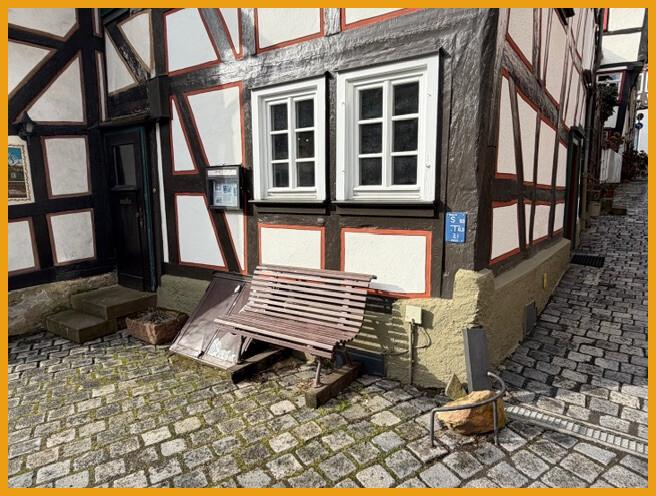 Sitzplatz vor dem Haus