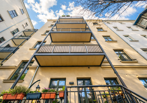 Hinteransicht mit Balkon