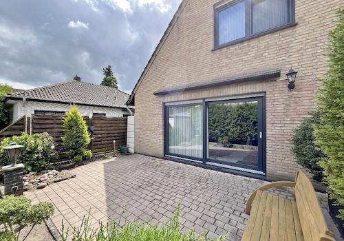 großzügige Terrasse mit Markise