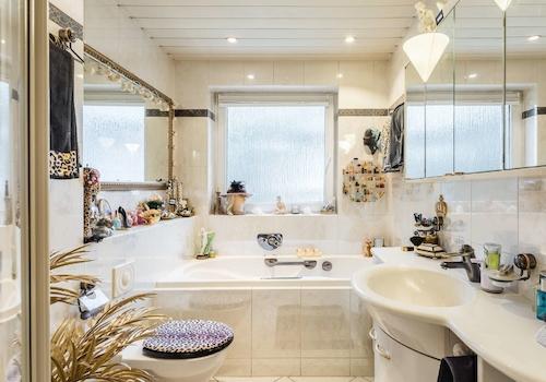 Badezimmer mit Wanne