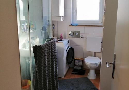 Bad mit Waschmaschine 2. OG