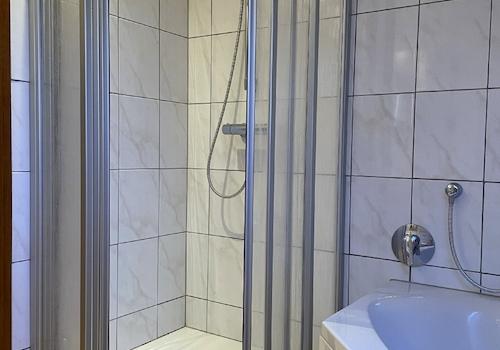 Dusche und Wanne