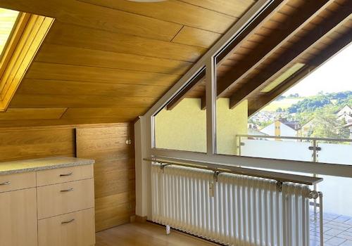 Küche (EBK) mit überdachtem Balkon