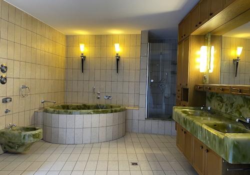 sehr großes Bad mit Fenster