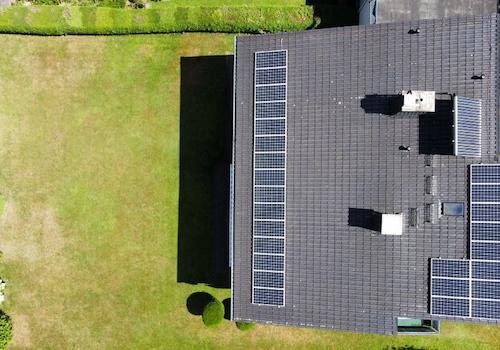 idyllisch mit Bachlauf