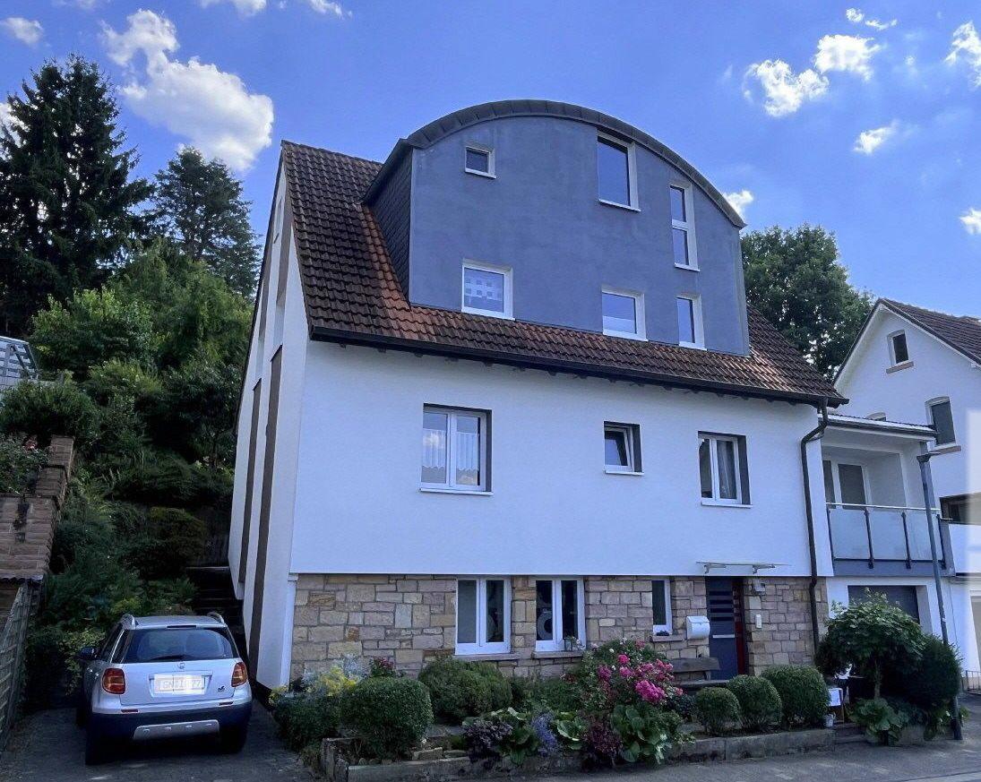 Hausansicht - Stellplatz und Garage