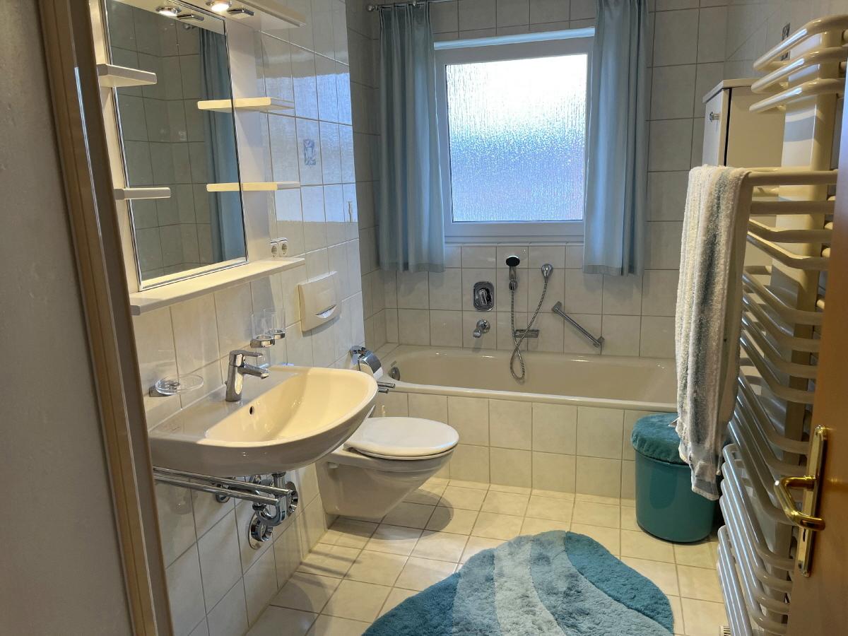 Bad mit Fenster und...