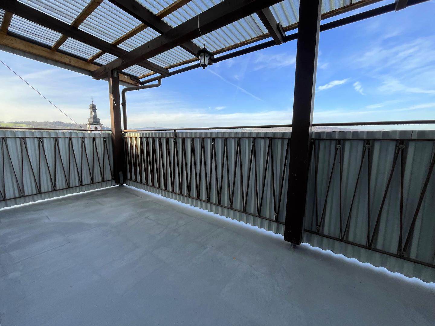 Großer überdachter Balkon