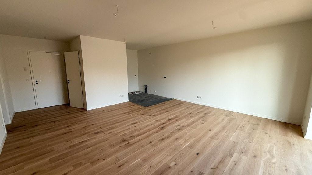 Wohn- und Esszimmer mit offener Küche