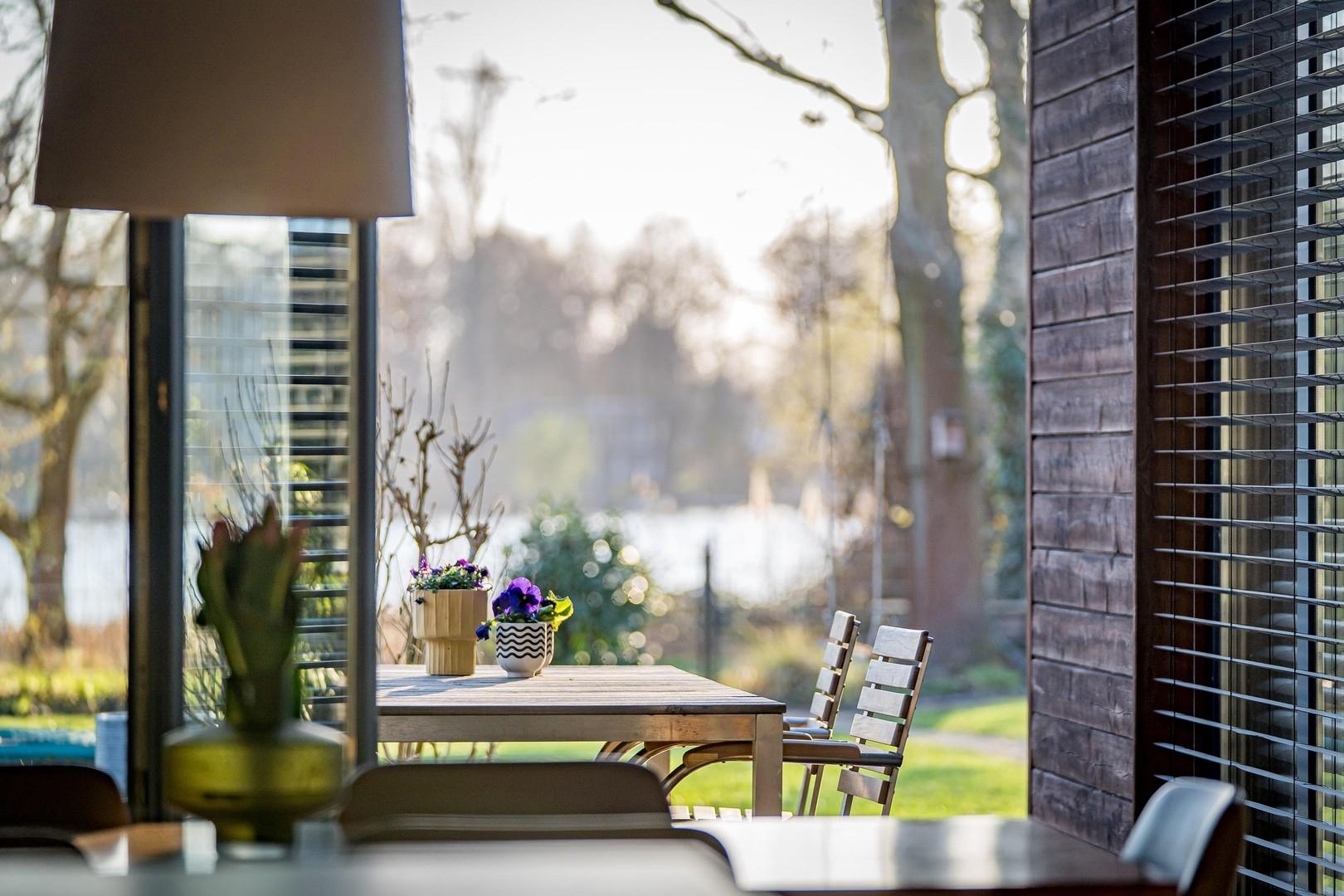 Essbereich mit Seeblick