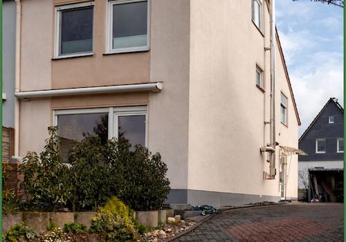 Hausansicht mit Einfahrt