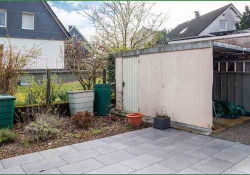 Ost-Terrasse mit Blick auf die halbierte Garage