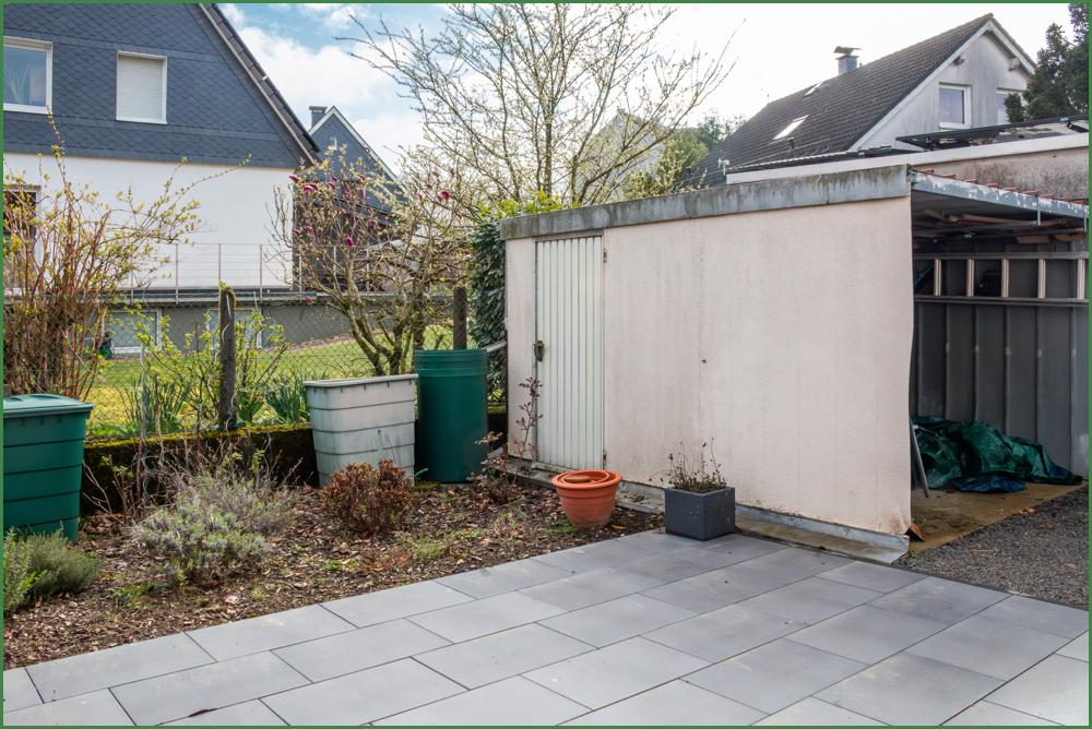 Ost-Terrasse mit Blick auf die halbierte Garage