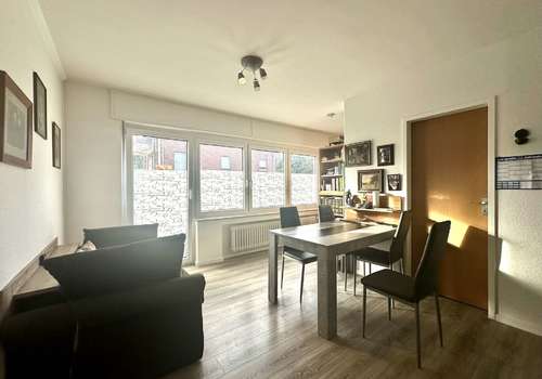 Wohnzimmer mit angrenzendem Balkon