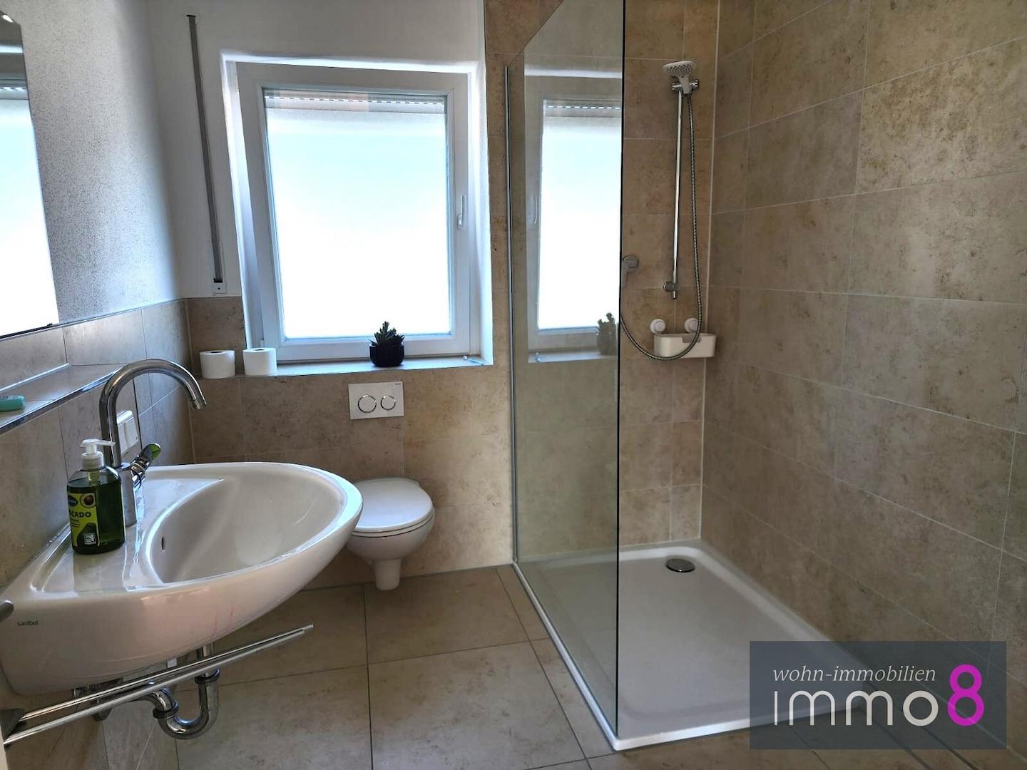 modernes Bad mit bodentiefer Dusche