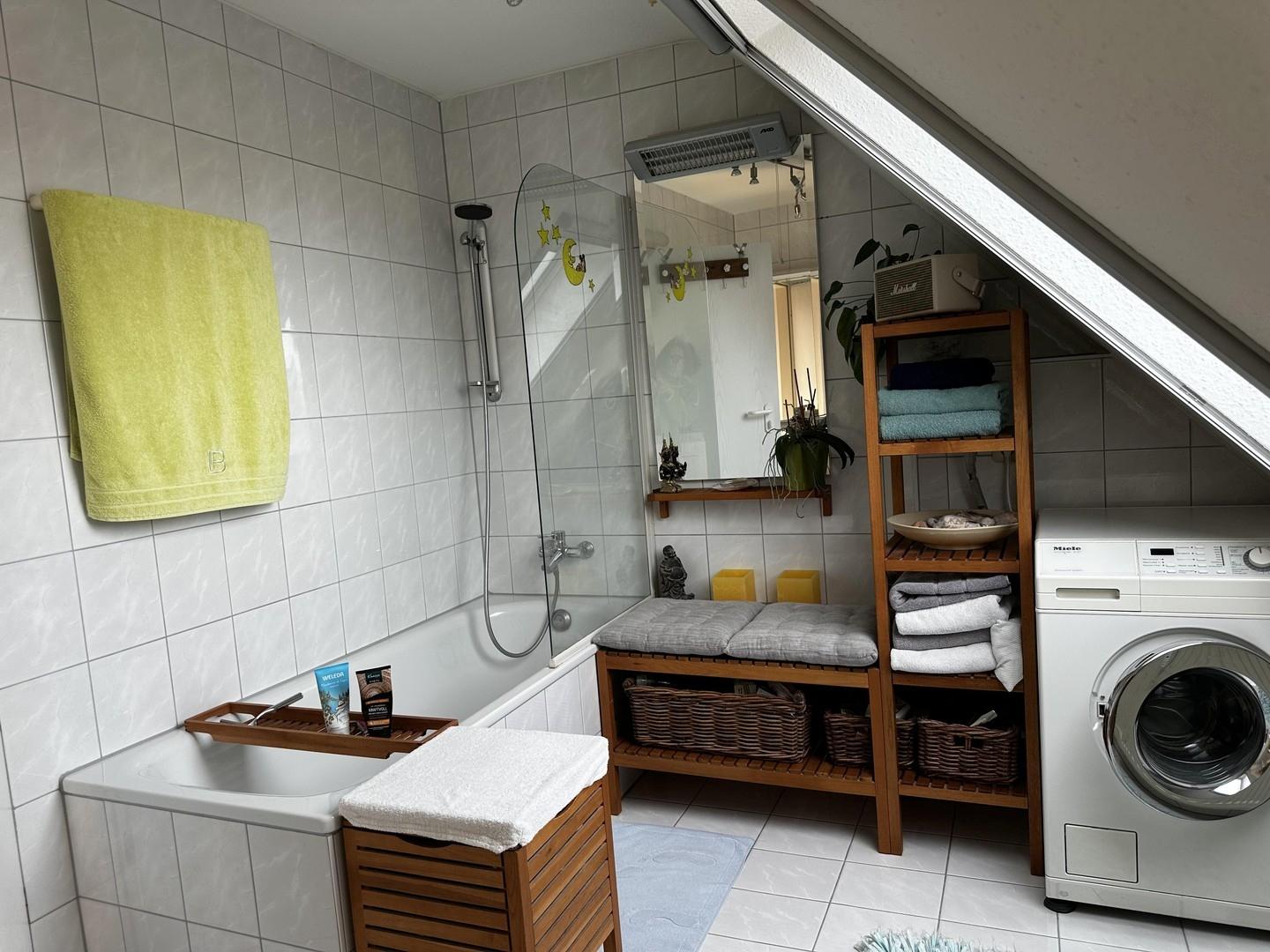 Bad mit Badewanne/WC (Bild 1)