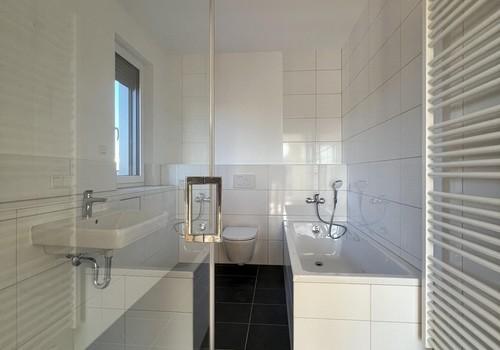 Badezimmer m. Wanne und Dusche