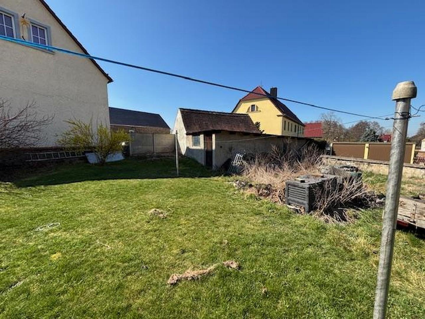 Gartenansicht auf Garage