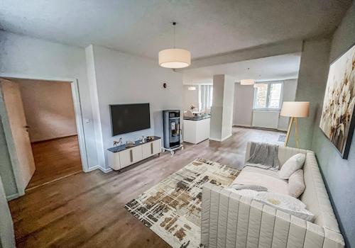 Offener Raum mit Kamin