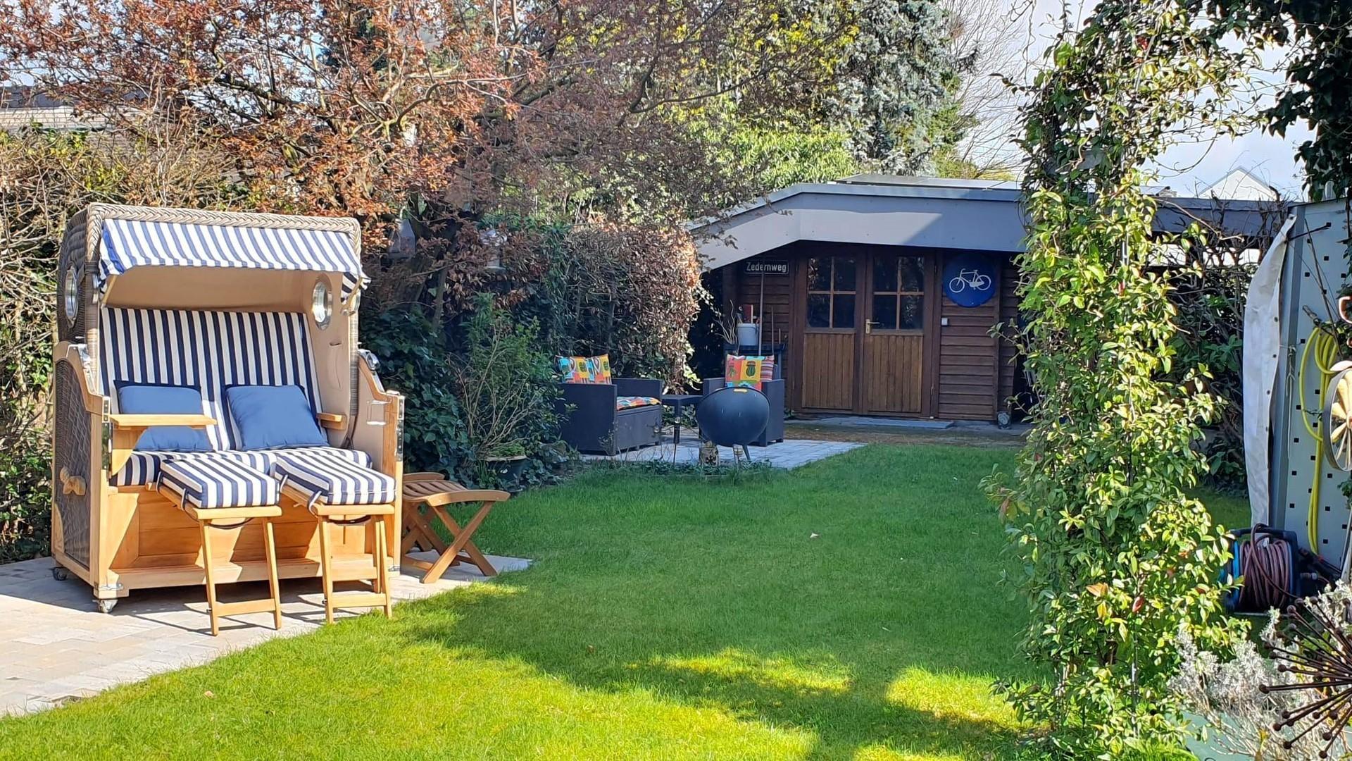 Strandkorb und Gartenhaus