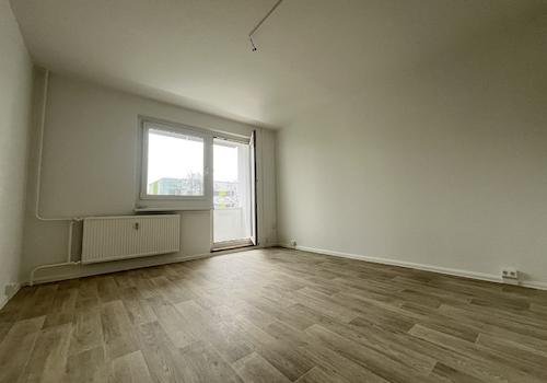 Wohnzimmer mit Blick zum Balkon