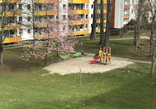 Hier spielen Kinder sicher im Grünen