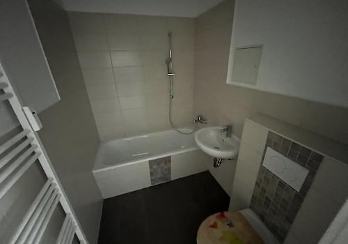 Badezimmer mit Wanne und Handtuchheizkörper