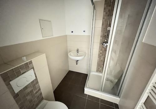 Badezimmer mit Dusche