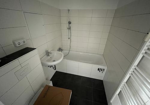 Badezimmer mit Wanne und Handtuchheizkörper