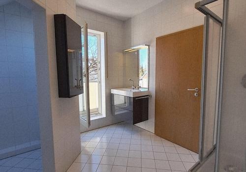 Badezimmer mit Balkon