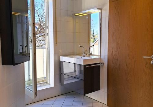 Badezimmer mit Balkon