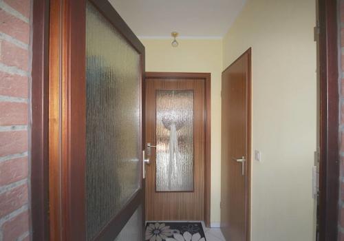 Vorflur mit Tür zum Gäste-WC inkl. Dusche