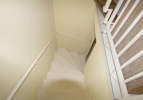 Großzügige Treppe in den Vollkeller