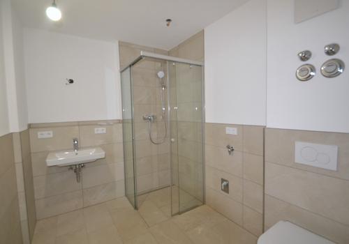 Badezimmer mit ebenerdiger Dusche und Waschmaschinenanschluss