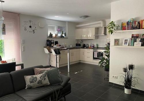 Wohnzimmer mit offener Küche 