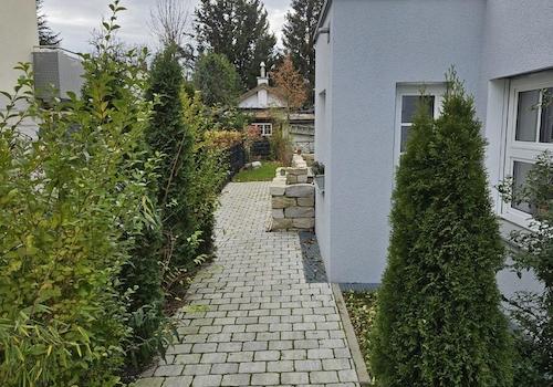 Weg zu privatem Spielplatz