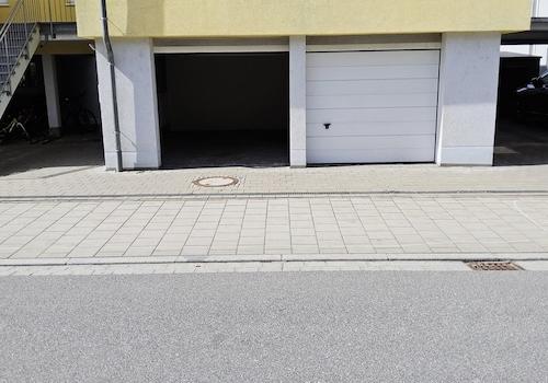 Garage li. direkt am Eingang
