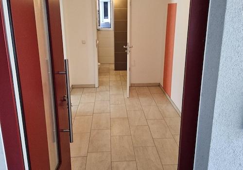 Großer Eingang  Blick zum Bad