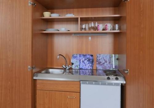 kleine Küche im Schrank