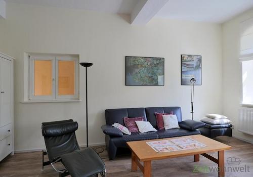 Kleiderschrank und Sofa