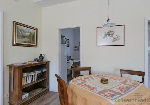 runder Tisch vor der Küche